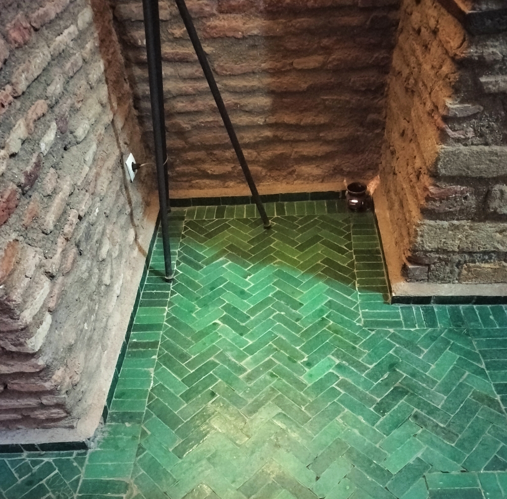 Villa handmade, Villa Fliser, haandlavede fliser, zellige,vægfliser, gulvtegl, vægtegl, zellige groen, bejmat groen, sildebensfliser, sildeben groen, glaserede fliser, terracotta fliser, lerfliser, keramiske fliser, natur fliser