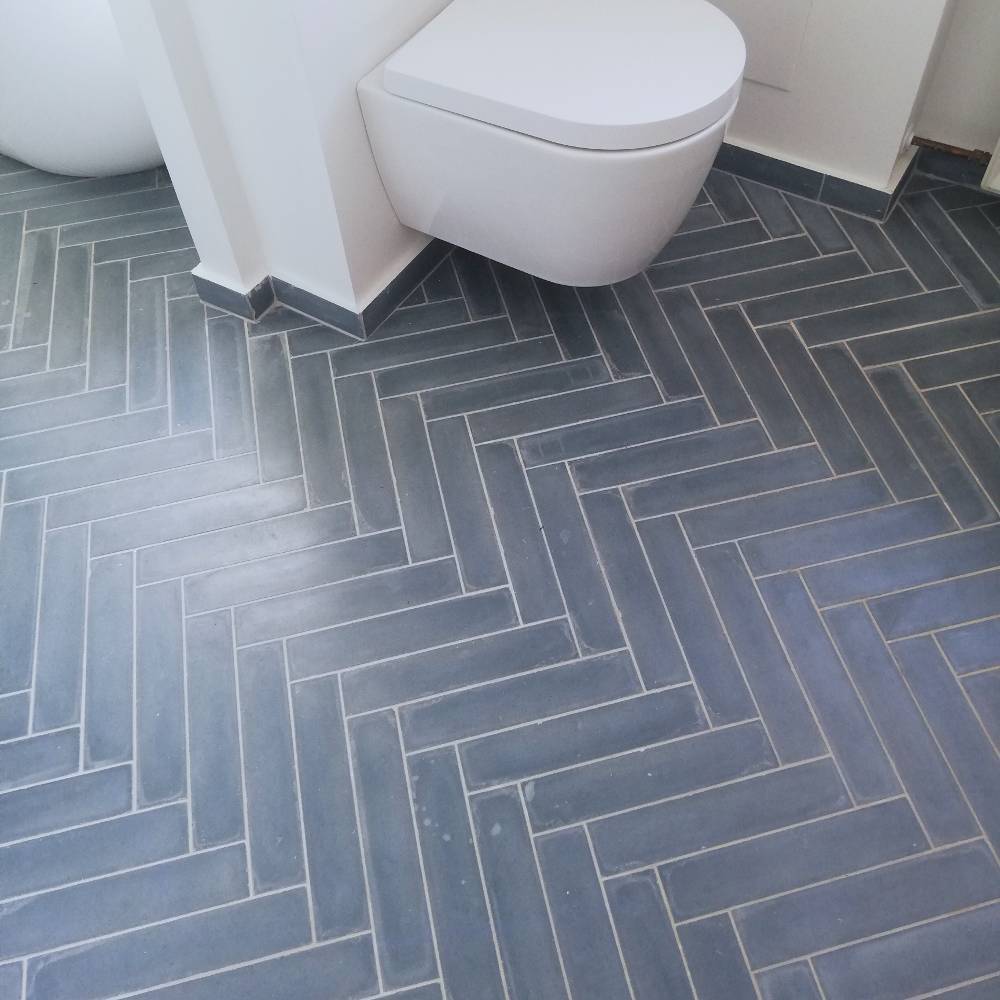 Villa Fliser, Villa Handmade, håndlavede fliser, danske designfliser, sildeben, sildebensfliser, blå fliser, marmorfliser, blå sildebens fliser, eksklusive fliser, håndfremstillede fliser