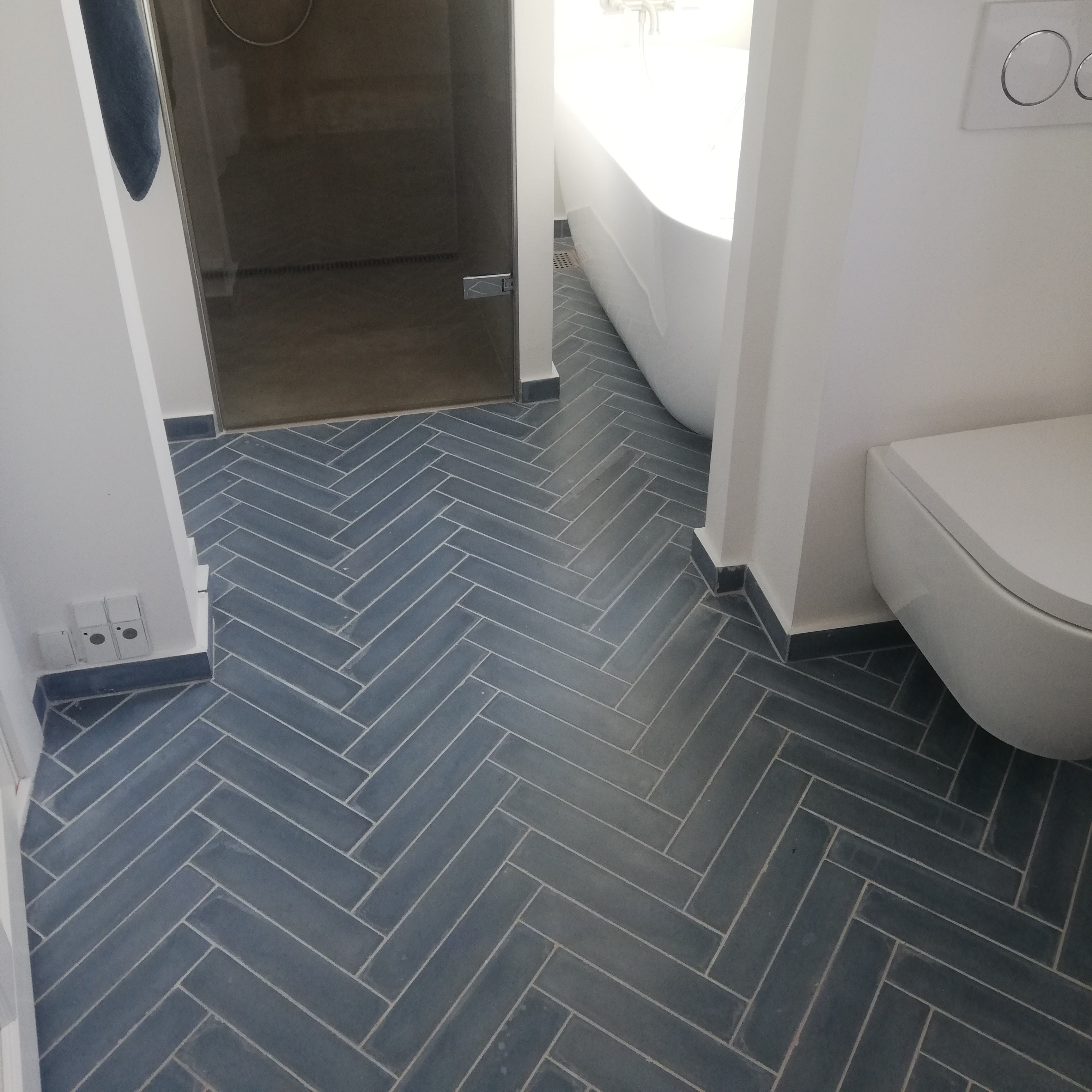 Villa Fliser, Villa Handmade, håndlavede fliser, danske designfliser, sildeben, sildebensfliser, blå fliser, marmorfliser, blå sildebens fliser, eksklusive fliser, håndfremstillede fliser