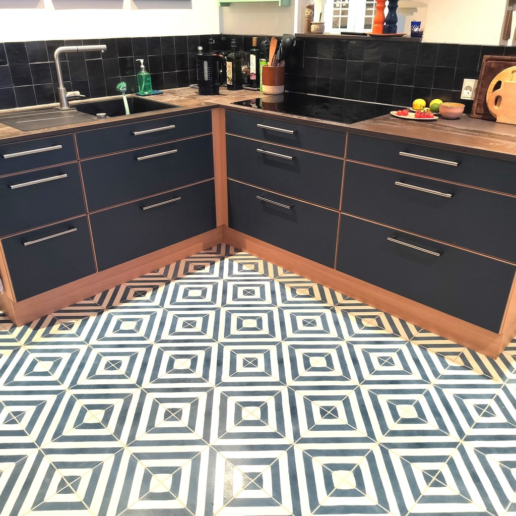 Villa Fliser, håndlavede fliser, cementfliser, fliser dansk design, cementkakel, zellige fliser sort, handmade tiles, handgjort kakel, danske designfliser, retromoderne fliser